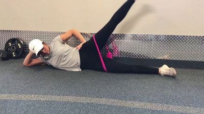 mooie billen en benen trainen met de lying lateral leg raises