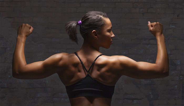 Hoe moeten vrouwen hun schouders trainen.